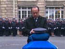 Francouzský prezident Francois Hollande u rakve jednoho ze tí padlých...