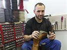 �vec Robert Pfeifer ve sv� jihlavsk� opravn� obuvi.