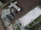 Poniené hroby nmeckých obyvatel na jihlavském Ústedním hbitov.