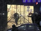 Útok policie na obchod zachytila kamera