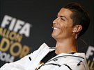 Portugalský útoník Cristiano Ronaldo z Realu Madrid poslouchá otázku na...