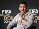 Argentinský útoník Lionel Messi z Barcelony se usmívá pi poslechu otázky na...