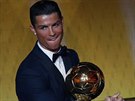 Portugalský útoník Cristiano Ronaldo z Realu Madrid pebírá Zlatý mí pro...