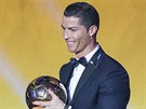 Cristiano Ronaldo z Realu Madrid se Zlatým míem pro nejlepího fotbalistu roku.