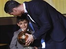 Cristiano Ronaldo ukazuje zlatý mí svému synovi.