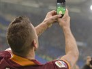 Francesco Totti z AS ím vyrábí selfie poté, co skóroval v ímském derby s...