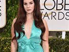 Zpvaka Lana Del Rey v plisovaných atech zn. Versace v záiv zeleném odstínu