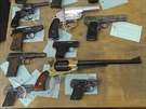 Uk�zky zbran�, kter� lid� odevzdali v Olomouck�m kraji v r�mci lo�sk� zbra�ov�...