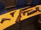 Uk�zky zbran�, kter� v r�mci lo�sk� zbra�ov� amnestie odevzdali lid� v...