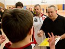 Lubomír Peterka radí basketbalistm Hradce Králové bhem time-outu.