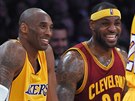 Kobe Bryant (vlevo) z LA Lakers a LeBron James z Clevelandu se před vzájemným...