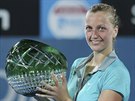 Petra Kvitová s trofejí pro vítzku turnaje v Sydney.