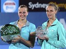 Petra Kvitová (vlevo) s trofejí pro vítzku turnaje v Sydney, Karolína Plíková...