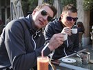 Filip Jícha (vlevo) a Karel Nocar na kafíku v souku v Dauhá bhem odpoinku na...