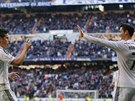 POJ MI. Cristiano Ronaldo z Realu Madrid (vpravo) gratuluje Jamesi...
