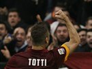 HRDINA. Francesco Totti z AS ím emotivn slaví trefu proti Laziu ím.