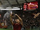 SELFIE. Francesco Totti z AS ím, který v derby proti Laziu dvakrát pesn...