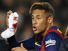 NO JEN SE PODÍVEJTE... Útoník Barcelony Neymar ukazuje krev na ponoce bhem...
