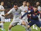 Lionel Messi z Barcelony (vpravo) bojuje o mí s Diegem Godínem z Atlética...