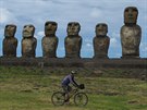 Velikononí ostrov, jízda okolo Ahu Tongariky, nejvtího souboru soch moai