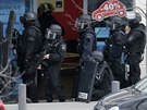 Francouzská policie uzavela okolí poty, v ní ozbrojenec drí rukojmí...