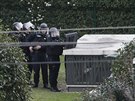 Francouztí policisté zasahují u poty, kde neznámý útoník drí rukojmí...