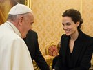 Papež František a Angelina Jolie na soukromé audienci (Vatikán, 8. ledna 2015)