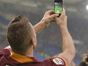 Francesco Totti z AS m vyrb selfie pot, co skroval v mskm derby s...
