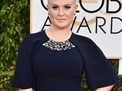 Kelly Osbourne na předávání Zlatých glóbů vybrala tmavě modré šaty s výšivkou z...