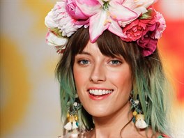 Modelka Chloe Norgaardová u mla na hlav snad vechny myslitelné barevné...