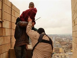 Islamisté shodili z věže dva muže obviněné z toho, že jsou homosexuálové.