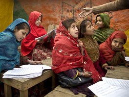 KOLAKY. Afghánské uprchlice a dcery benc z Pákistánu se úastní výuky v...