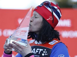 Marit Björgenová se mazlí s trofejí, ovládla Tour de Ski.