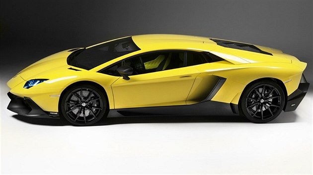 Aventador LP 720-4 50 Anniversario m upraven aerodynamick doplky karoserie a pedevm ziv lutou barvu. 