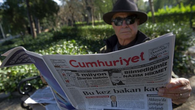 Zhutn obsah novho sla francouzskho satirickho tdenku Charlie Hebdo petiskl i tureck opozin list Cumhuriyet (14. ledna 2015)