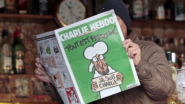 Návštěvník kavárny v Nice si čte nové číslo Charlie Hebdo. (14. ledna 2015)