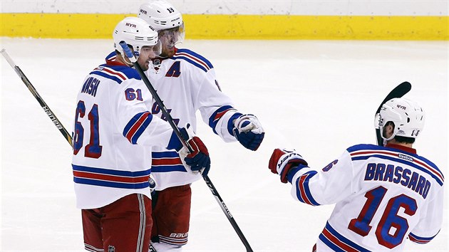 Hokejist NY Rangers se raduj z glu. Zleva: Rick Nash, Marc Staal a Derick Brassard.