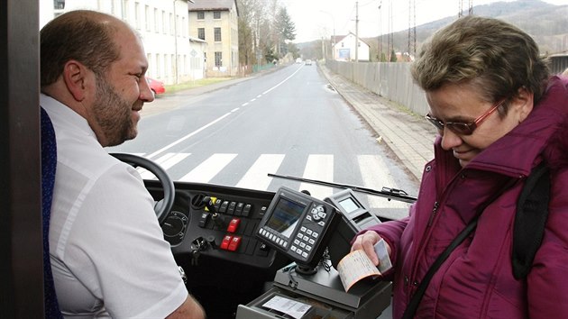 Radn pro dopravu steckho kraje Jaroslav Komnek jezdil 15. ledna 2015 na autobusov lince z Jlovho do Dna a Janova, aby v praxi vyzkouel, s m se potkaj idii po zmnch dopravy.