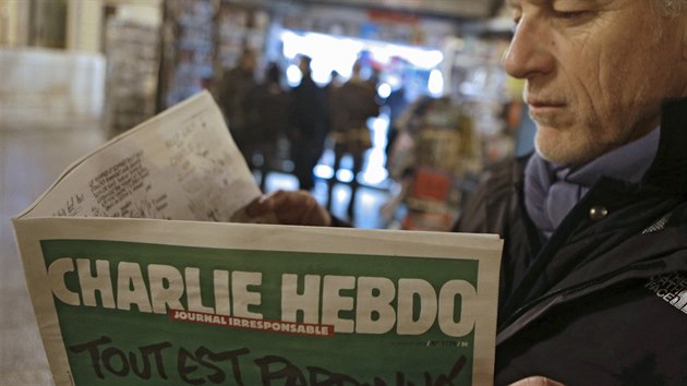 Jean Paul Bierlein čte nové číslo Charle Hebdo v Nice (14. ledna 2015).