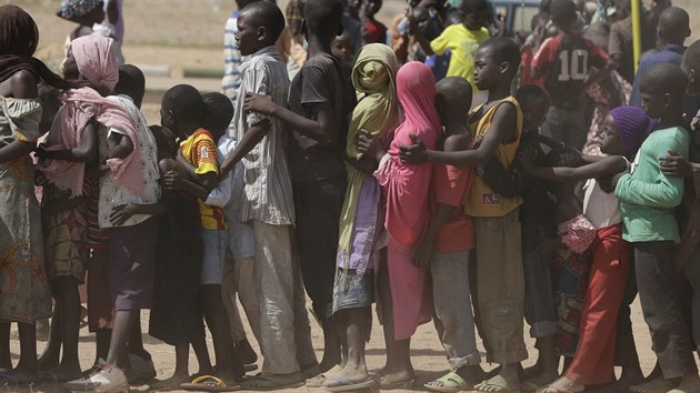 Děti, které utekly před útoky Boko Haram v Nigérii, jsou v uprchlických táborech. (27. listopadu 2014)