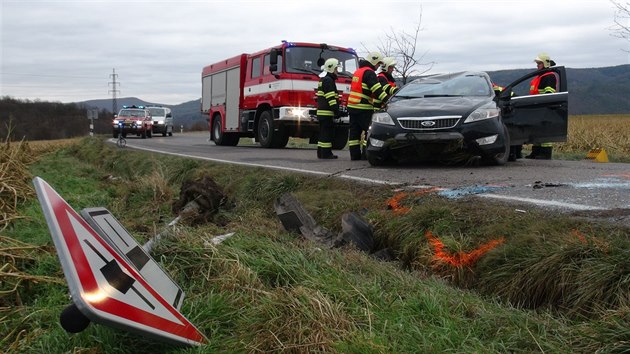 idi u obce Lety nedaleko Prahy nezvldl levotoivou zatku, vjel mimo silnici a pevrtil auto na stechu (12.1.2015)