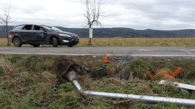 idi u obce Lety nedaleko Prahy nezvldl levotoivou zatku, vjel mimo silnici a pevrtil auto na stechu (12.1.2015)