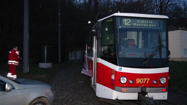 V praskch Hluboepch hoel podvozek tramvaje, vznikajc por uhasil idi jet ped pjezdem hasi (13. 1. 2015)
