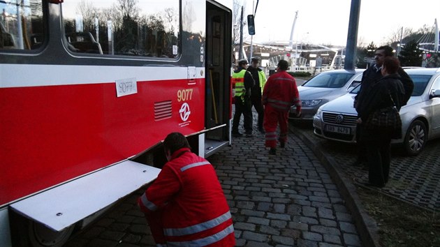 V praskch Hluboepch hoel podvozek tramvaje, vznikajc por uhasil idi jet ped pjezdem hasi (13. 1. 2015)