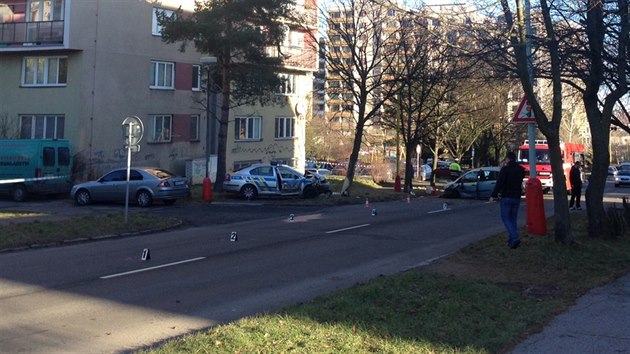 V Pbrami se policejn auto srazilo s osobnm, dva policist i idi druhho auta byli se zrannmi pevezeni do nemocnice (14.1.2015)