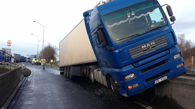 Kamion nedaleko Prhonic nezvldl jzdu po namrzl silnici a zstal viset na betonovch svodidlech (15.1.2015)