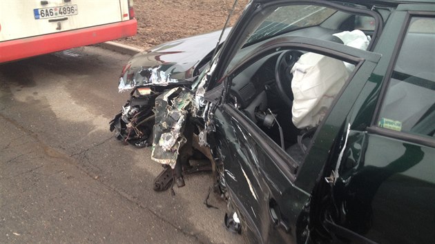 Pi nehod osobnho vozu s autobusem u Slutic byl zrann idi octavie (19.1.2015)