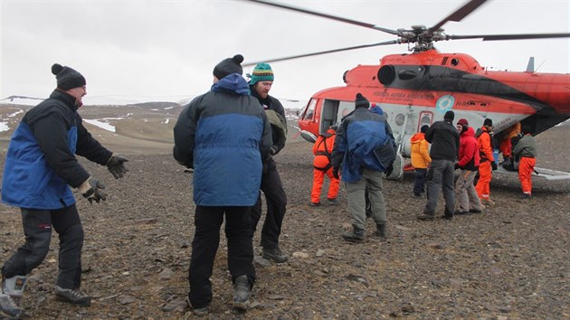 Vyložení nákladu poblíž stanice J.G. Mendela se účastnili všichni členové expedice i posádka vrtulníku MI-17 argentinského vojenského letectva