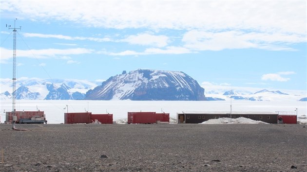 esk vdeck stanice Johanna Gregora Mendela na ostrov Jamese Rosse v Antarktid krtce po zkladnm odzimovn. V pozad zamrzl prliv Prince Gustav Channel a poho Antarktickho poloostrova.