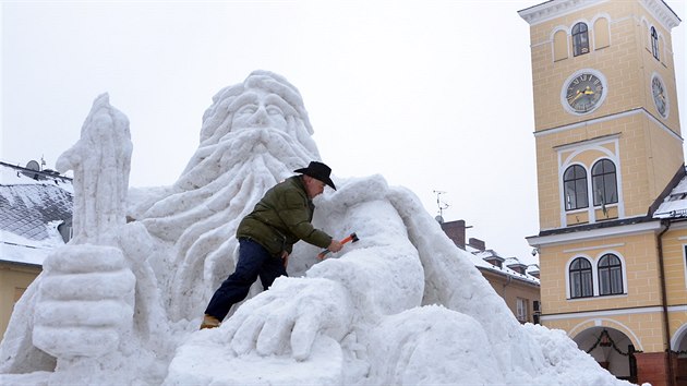 Autor Krakonošovy sochy Josef Dufek při práci na obřím sněhovém díle.